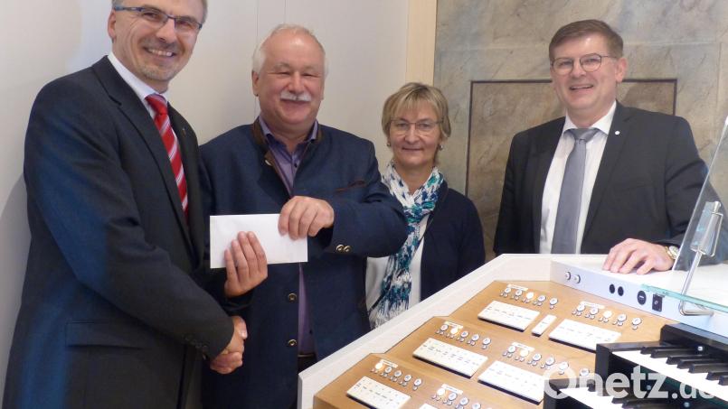 Orgelbauvereins-Vorsitzender Holger Popp (rechts) und Pfarrer Besold dankten Alfons Meierhöfer und Frau Gabi für die Spende. Bild: Roswitha Heining/exb