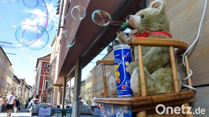 Der Pustefix-Bär, der jetzt bei Thalia in Amberg hängt, hat bei der Eröffnung der Buchhandlung nicht nur einen neuen Platz, sondern erstmals auch offiziell einen Namen bekommen. Bild: Stephan Huber