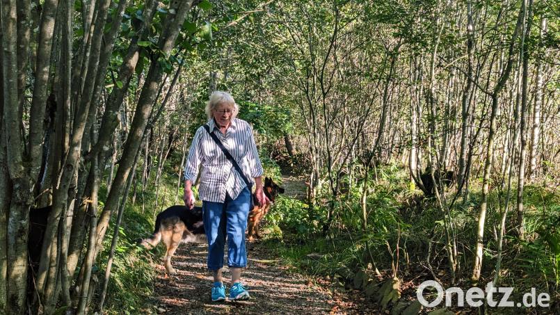 Mit ihren beiden Hunden Cora und Dania ist Maria Ebenhöch täglich auf dem Spazierweg unterwegs. Bild: wrl