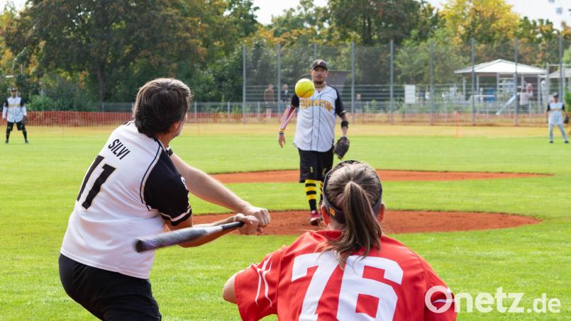 Der Batter (Schlagmann) versucht den vom Pitcher (Werfer) geworfenen Ball weit ins Feld zu schlagen. Bild: Sebastian Bamler