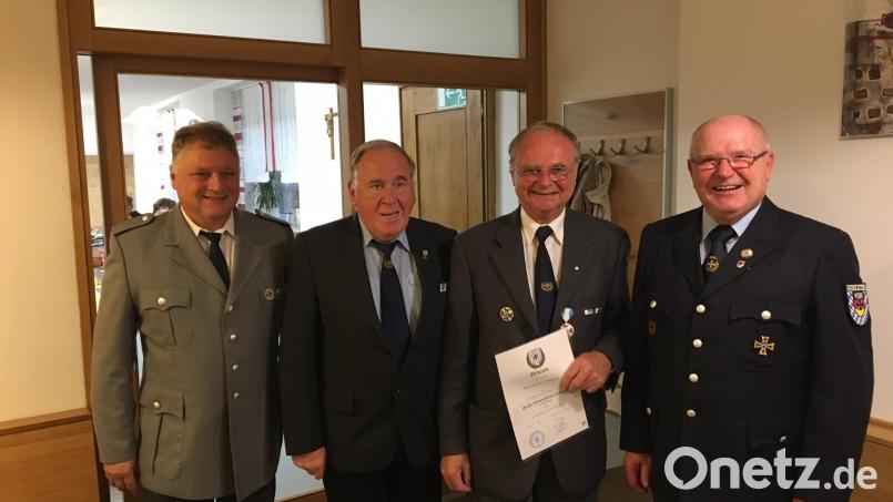BSB-Kreisvorsitzender Peter Lehr (rechts) und (von links) Stadtrat Josef Lehner (Auerbach) und BSB-Bezirksvorsitzender Horst Embacher danken Max Wagner für sein verdienstvolles Wirken und gratulierten zur hohen Auszeichnung.. Bild: rn