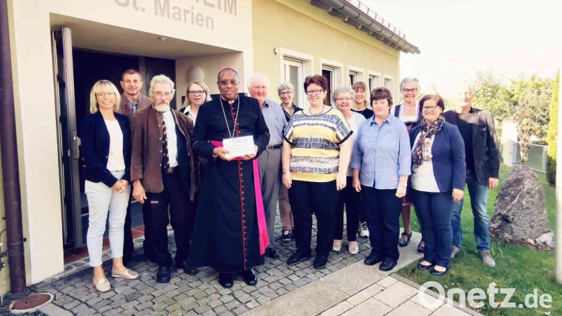 Der Pfarrgemeinderat und Vertreter von Kolping um Pfarrer Erwin Bauer übergeben an Bischof Beatus 530 Euro für sein Lebenswerk in Tansania, wo er unter anderem in die Bildung der Menschen investiert. Bild: gz