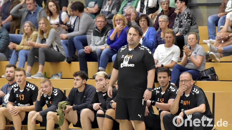 Christof Heiduk (vorne), Trainer HG Amberg, hofft gegen den ESV Regensburg auf einen großen Zuschauerzuspruch. Bild: Hubert Ziegler