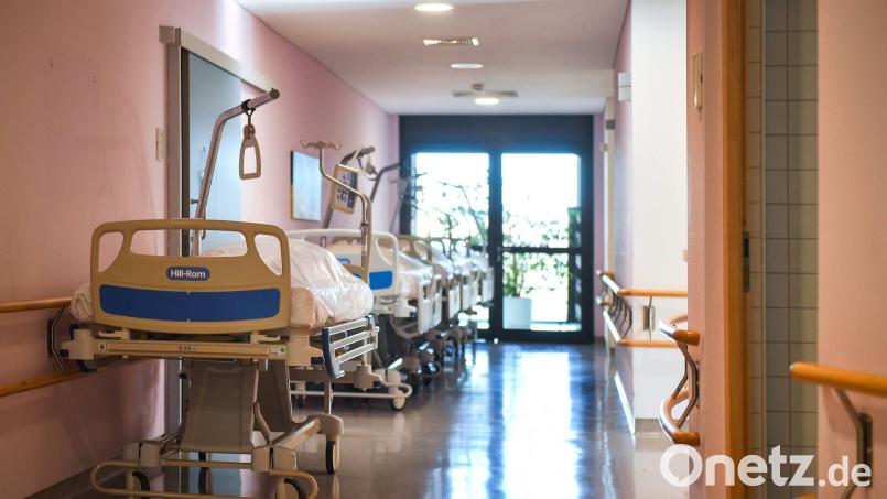 Frisch gereinigt und desinfiziert stehen Betten auf einem Flur des Selber Klinikums für Patienten bereit. Doch nach den aktuellen Plänen finden sie hier bald keine Verwendung mehr, weil die Stationen aufgelöst werden sollen. Bild: Florian Miedl/fph