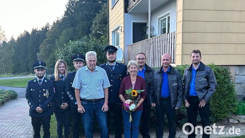 Die Feuerwehr und der Siedlerbund Hermannsreuth gratulierten Werner Weigl (Vierter von links) zum 80. Geburtstag. Bild: Christian Weigl/exb