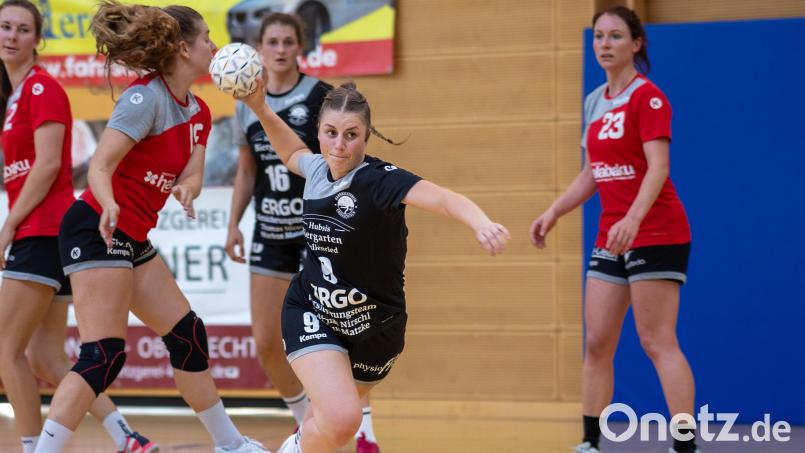 Franziska Uschold (am Ball) und die Handballerinnen des HV Oberviechtach gastieren am Sonntag bei der HSG Weiden. Bild: Guenter Uschold