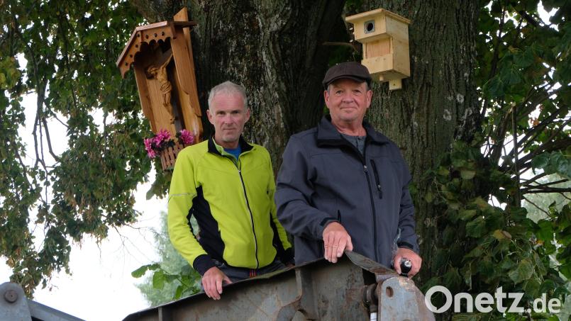 Nach getaner Arbeit sind OWV-Vorsitzender Markus Staschewski (links) und Spender Peter Späth mehr als zufrieden mit der Anbringung des neuen Flurdenkmals. Bild: le