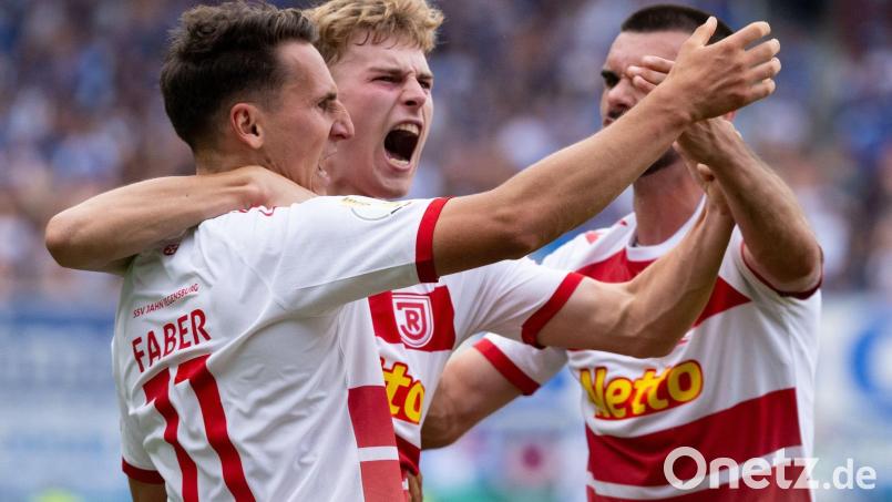 Konrad Faber (links/ Szene aus dem Pokal-Spiel gegen Magdeburg) traf gegen Mannheim zwei Mal. Archivbild: Sven Hoppe/dpa