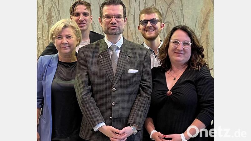 Ministerbesuch bei der Schwandorfer FDP: Marco Buschmann (Mitte) zusammen mit den Kandidaten (von links) Ileana Pößl, Pascal Hanke, Leopold Heinz und Janette Stopkova. Bild: Stopkova/exb