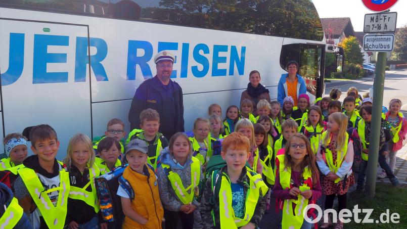 Polizeioberkommissar Carsten Landgraf (hinten, von links) mit den Klassenleiterinnen Cathrin Seifert und Nathalie Peper sowie den Kindern. Bild: Alexander Köstler/exb