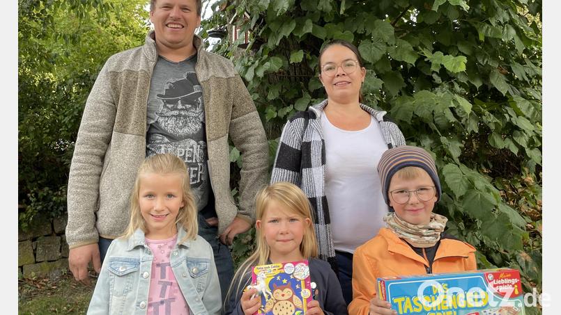 Die Gewinner des Leonberger Gemeinderätsel-Wettbewerbs, Luise Burger, Johanna Heindl und Paul Wührl (von links), mit den Jugendbeauftragten Martin Teubner und Tanja Wettinger. Bild: Louisa Teubner/exb