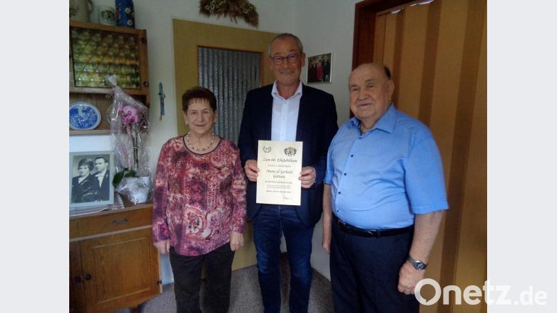 Riedens Bürgermeister Erwin Geitner (Mitte) gratuliert Maria und Gerhard Gattaut zur Diamantenen Hochzeit. Bild: gau