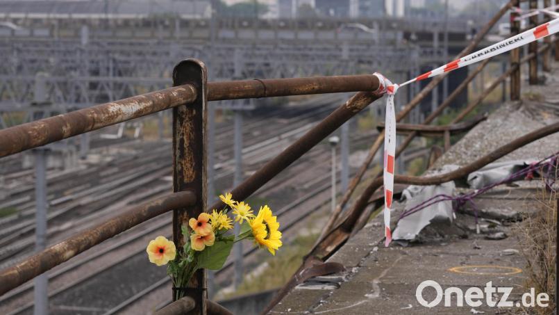 Ein Strauß Plastikblumen ist nach einem Busunglück nahe der Unfallstelle angebracht. Nach dem schweren Busunglück in Venedig mit mehr als 20 Todesopfern ermittelt jetzt die Staatsanwaltschaft. Bild: Antonio Calanni/dpa