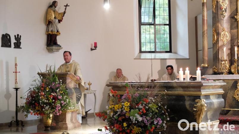 Die Sanierung der Friedhofskirche St. Johannes ist abgeschlossen. Generalvikar Dr. Roland Batz (links) war der Hauptzelebrant beim feierlichen Einweihungsgottesdienst der Friedhofkirche. Bild: Pfarramt Tirschenreuth/exb