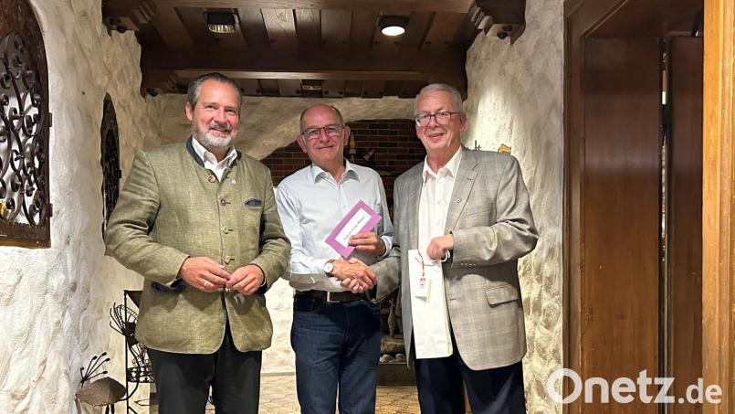 Bürgermeister Frank Zeitler und der Vorsitzende des Organisationsausschusses des Mittelalterlichen Markts, Karl Beer, bedanken sich bei Bernhard Wild (Mitte) für sein jahrelanges Engagement. Bild: Marko Pammer/exb