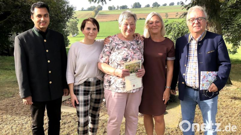 Hannelore Kellner (Mitte) feierte jetzt ihren 80. Geburtstag. Es gratulierten die Töchter Doris (Zweite von links) und Bettina sowie Pfarrvikar James George (links) und Bürgermeister Toni Dutz. Bild: wro