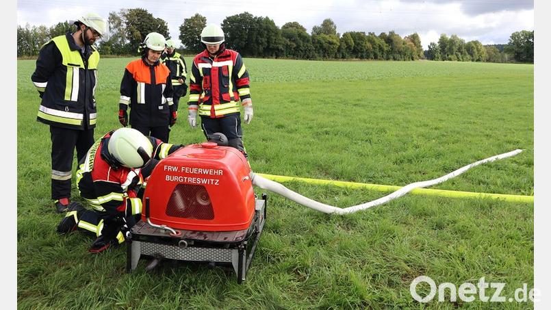 Bei der Maschinistenausbildung der Feuerwehr in Vohenstrauß ist theoretisches und praktisches Wissen gefragt. Bild:  KBM Alexander Kleber/exb