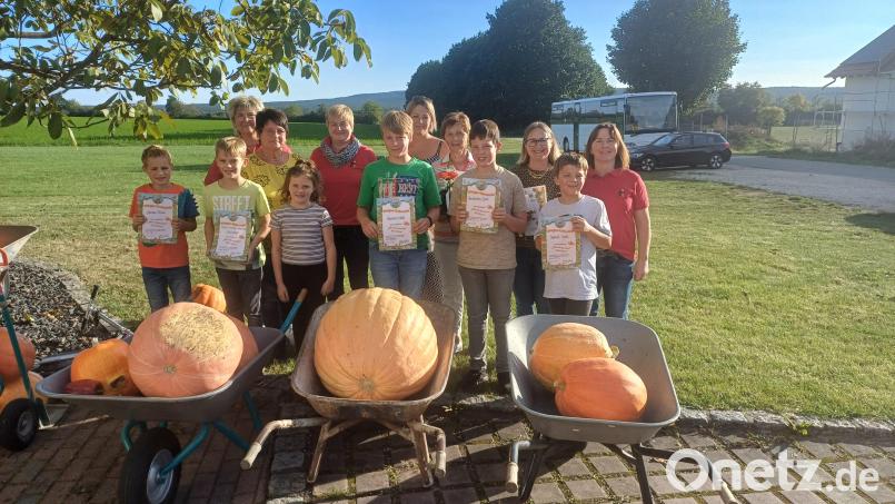 Die Gewinner der Gartenfruchtwettbewerbe des OGV Wolfring. In der Mitte Hannes Wolf vor seinem Siegerkürbis mit 50 Kilogramm Gewicht. Bild: OGV Wolfring/exb