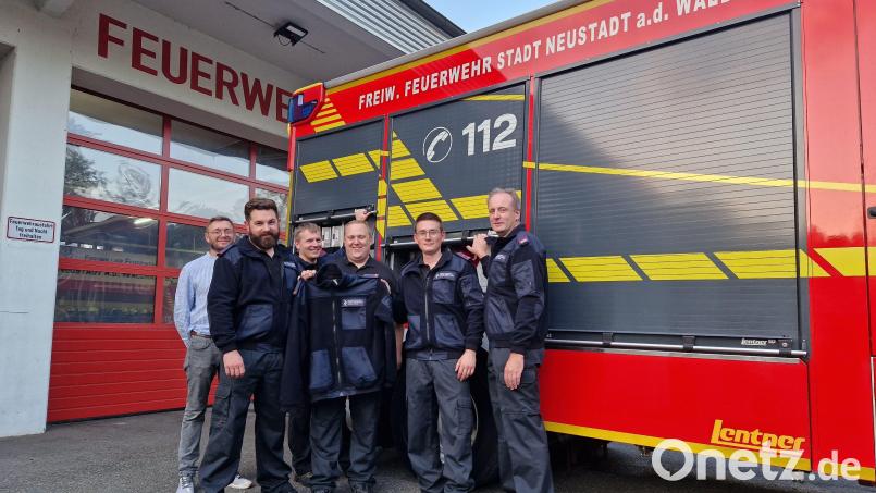 Über die neuen Dienstjacken und Poloshirts freuen sich bei der offiziellen Übergabe: Feuerwehrreferent Martin Filchner, Bürgermeister Sebastian Dippold, Schriftführer Martin Schmidberger, Zweiter Kommandant Marco Spranger, Zweiter Vorsitzender Max Schwarz und Kassier Wolfgang Huber (von links). Bild: Feuerwehr Neustadt/WN/exb
