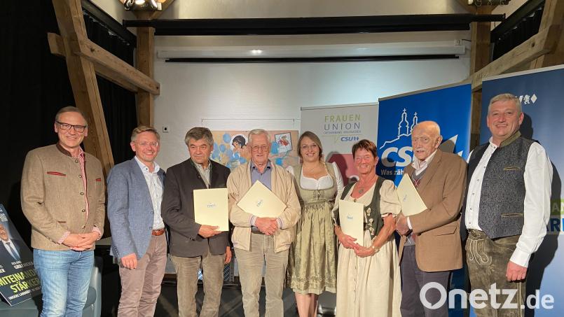 Beim Waldsassener Heimatabend der CSU Waldsassen sind auch treue Mitglieder geehrt worden. Von links Bürgermeister Bernd Sommer, MdL Tobias Reiß, Hubert Rustler, Arnold Scharnagl, FU-Vorsitzende Katja Bloßfeldt, Brigitte Kliebhan, Otto Müller und CSU-Ortsvorsitzender Markus Scharnagl. Bild: CSU Ortsverband Waldsassen/exb