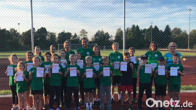 34 Teilnehmer nutzten die Möglichkeit, bei der ATSV-Sparte Leichtathletik das Sportabzeichen zu erwerben. Nun durften die Teilnehmer ihre Urkunden und Abzeichen entgegennehmen. Bild: ATSV Tirschenreuth/exb
