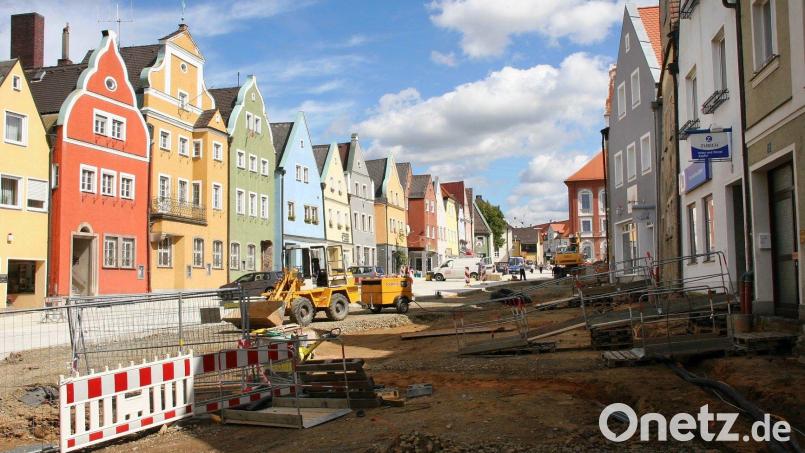 Dieses Bild stammt aus dem Jahr 2011, als der Stadtplatz in Neustadt neu angelegt wurde. Die damit verbundenen Unannehmlichkeiten müssen die Bürger in den kommenden Jahren wohl erneut schlucken. Archivbild: Popp