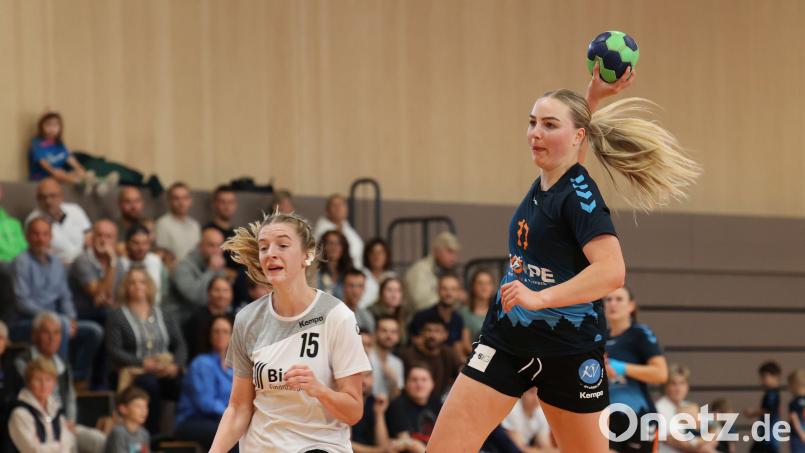 Tara Melina Schumacher (rechts) von der HSG Weiden im Angriffsmodus: Die Weidener Handballerinnen empfangen zum Derby und Schlagerspiel den HV Oberviechtach. Bild: Dieter Jäschke