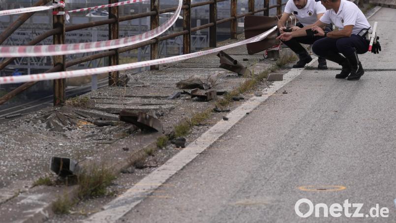 Lokale Polizisten ermitteln nach einem Busunglück an der Unfallstelle. Nach dem schweren Busunglück in Venedig mit mehr als 20 Todesopfern ermittelt jetzt die Staatsanwaltschaft. Bild: Antonio Calanni