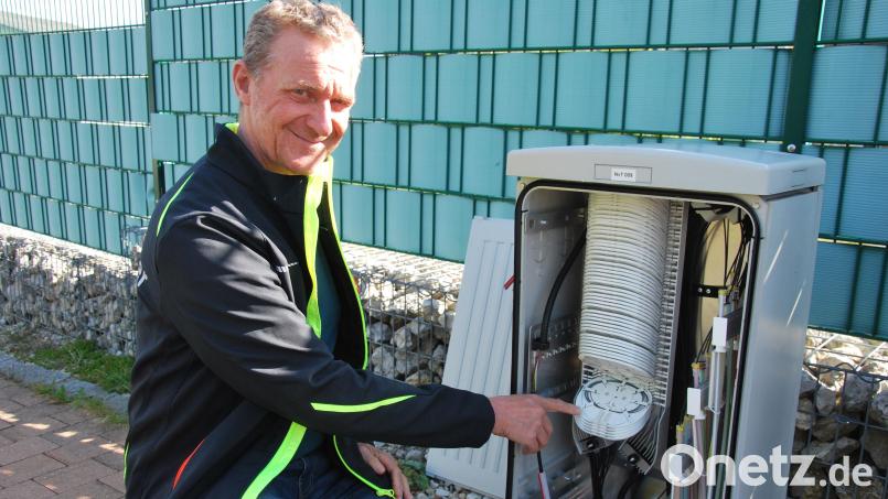 Die Netzverteiler-Kästen mit den Hausanschlüssen sind in mehreren Ortsteilen von Ammerthal bereits installiert, zeigt Norbert Lehmeier, Mitarbeiter von Glasfaser Direkt und zugleich Gemeinderat in Ammerthal. Bild: gsp