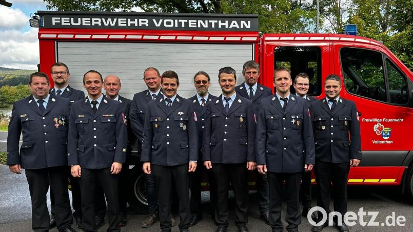 Mit Erfolg legten Aktive der Feuerwehr Voitenthan eine Leistungsprüfung ab. Im Bild (von links) Kreisbrandmeister Florian Trießl, Andy Trießl, Kreisbrandmeister Christian Sirtl, Kreisbrandmeister Herbert Thurm, Maximilian Plappert, Nicolas Trießl, Stephan Weiß, Thomas Höcht, Walter Kißwetter, Jörg Trießl, Christian Trießl und Daniel Bächer. Bild: Feuerwehr Voitenthan/exb