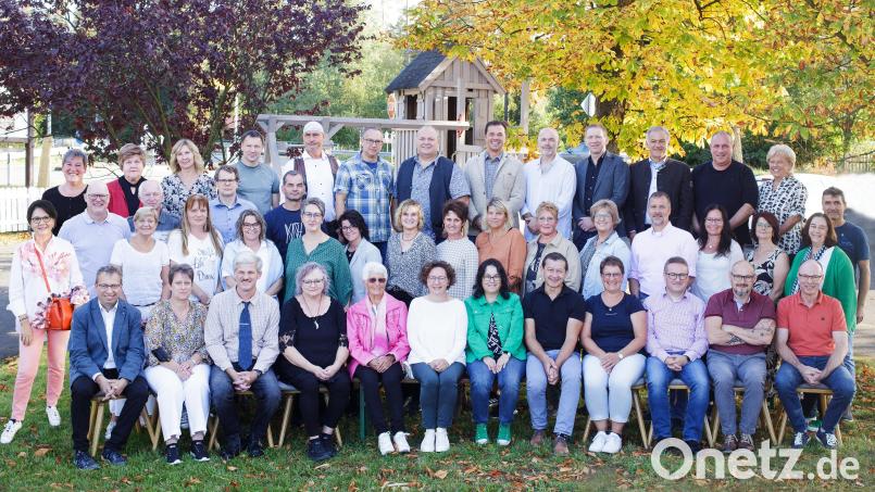 In Mitterteich kamen die Angehörigen des Jahrgangs 1970/71 und drei ihrer früheren Lehrkräfte zu einem Klassentreffen zusammen. Bild: Fotostudio König/exb