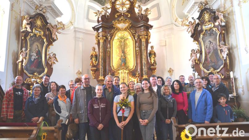 Der Fußwallfahrt der Pfarrei Moosbach nach Pleystein mit Pfarrer Udo Klösel (Dritter von links) schließen sich zahlreiche Pilger an. Bild: gi