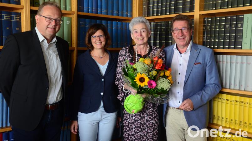 Brigitte Wührl (Zweite von rechts) ist seit 50 Jahren Steuerberaterin und vereidigte Buchprüferin. Dazu gratulieren Norbert Scholz, Julia Martin, und Alfred Lauterbach (von links). Bild: Kunz