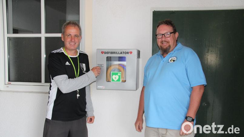 Der DJK-Förderverein Fußball mit Vorsitzendem Markus Zimmermann (rechts) spendet der DJK-Fußballabteilung einen Defibrillator. Über das lebensrettende Gerät freut sich Fußball-Abteilungsleiter Achim Neupert. Bild: prh