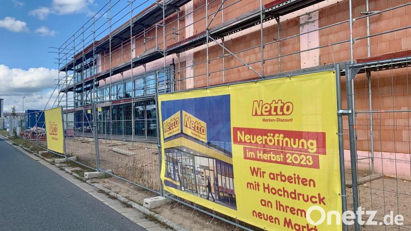 &quot;Neueröffnung im Herbst 2023&quot;, heißt es auf dem großformatigen Werbeplakat von Netto, das am Bauzaun der Baustelle in der Robert-Bosch-Straße in Weiden hängt. Daraus ist erst mal nichts geworden. Nur der Rohbau steht. Es gibt einen Baustopp. Bild: Gabi Schönberger