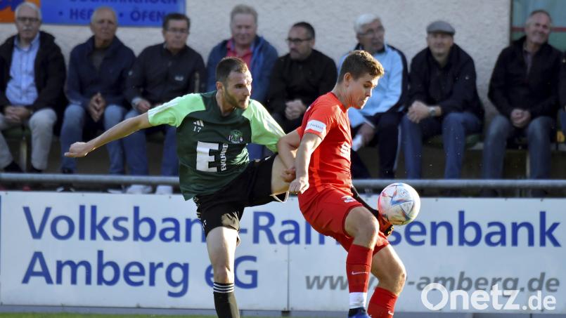 Daniel Gömmel (links) von der DJK Ammerthal attackiert Christoph Laimer (rechts) von der SpVgg Hankofen-Hailing. Die DJK Ammerthal gewann das letzte Heimspiel mit 1:0 – ein Ergebnis, über das man sich auch gegen den TSV Neudrossenfeld freuen würde. Bild: Hubert Ziegler