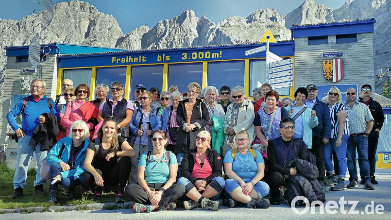 Auf ihrer dreitägigen Reise eroberte die Kolpingsfamilie Friedenfels auch den Dachstein. Im Bild ein Teil der Reisegruppe mit Pfarrer Joseph (vorne rechts), der zusammen mit den Teilnehmern eine Messe in Ramsau feierte. Bild: bsc