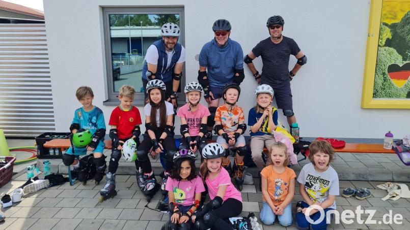 Die Übungsleiter Armin Greger (stehend, von links), Udo Wegmann und Alexander Heindl zeigten den Kindern das richtige Inlinern. Bild: exa