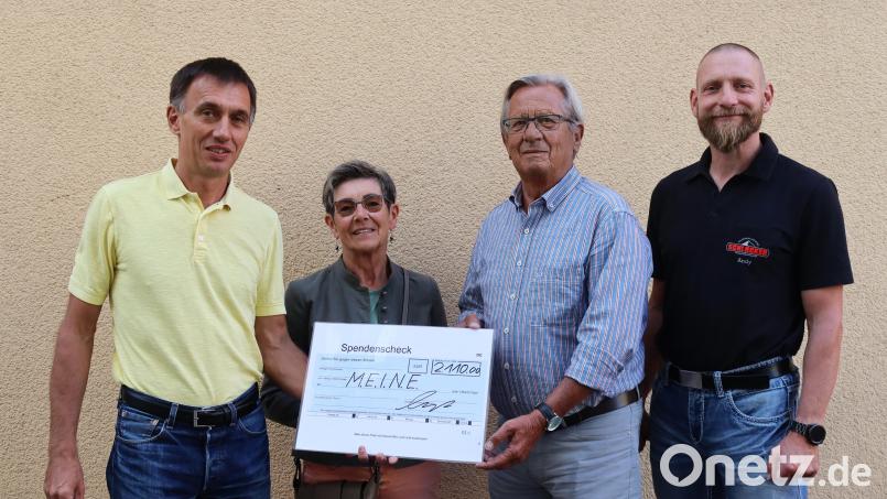 Zur Spendenübergabe trafen sich (von links) Christian Koch, Elisabeth Nerlich, Manfred Lilla und Andy Moser. Bild: mfh