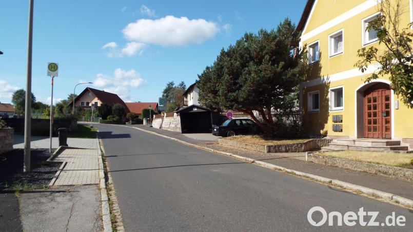 Das alte Buswartehäuschen (rechts) in der Schweppermannstraße (hinten) wird erneuert, die Haltestelle (links vorne) wird nach hinten verlegt. Auf beiden Seiten wird der Gehweg verbreitert , die Rasenfläche (vorne rechts) wird verkleinert. Bild: e