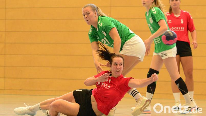 Nathalie Fleischmann setzt sich mit allen Kräften am Kreis durch: Die Handballerinnen der HSG Nabburg-Schwarzenfeld wollen in Bayreuth punkten. Archivbild: mhs