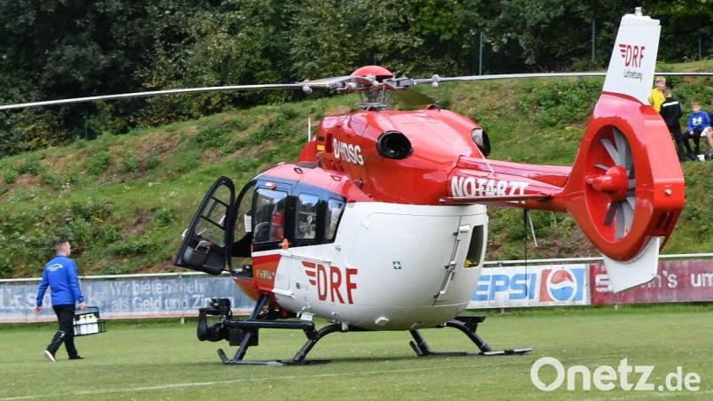 Ein Rettungshubschrauber war am Sonntag auf dem Fußballplatz des ASV Neustadt im Einsatz. Ein Spieler der DJK Neustadt hatte sich dem Vernehmen nach den Arm gebrochen. Bild: Nachtigall