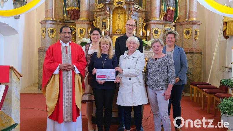 Der Pfarrgemeinderat Großschönbrunn übergibt eine Spende an den SkF Amberg (von links): Pfarrer Benny Josef, Stefanie Lederer, Annette Nübler, Evelyn Fritsche, Erwin Hubmann, Anna Maier und Cornelia Herrnberger. Bild: Thomas Nübler/exb