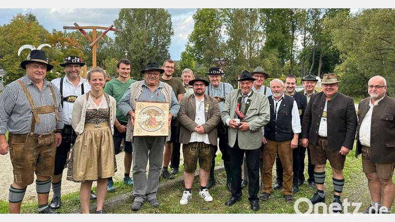 Beim Zimmerstutzenschießen durfte sich Reinhold Wild (Fünfter von links) über die Ehrenscheibe freuen. Bild: Catarina Wild/exb