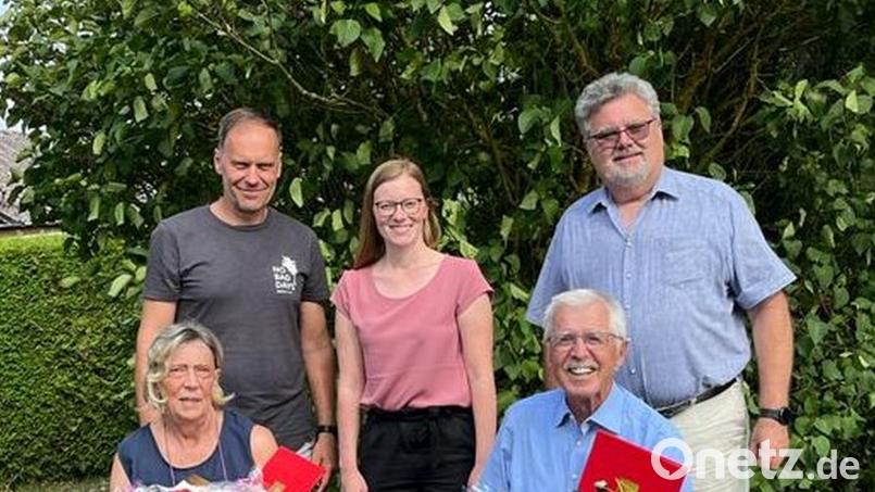 Stellvertretender Vorsitzender der SPD Schirmitz, Christoph Schiesl, Vorsitzende Nicole Bäumler und Fraktionssprecher Walther Piehler (hinten, von links) gratulieren den beiden neuen Ehrenmitgliedern Erika Bäumler und Klaus Schmalzreich. Bild: Thomas Ruhland/exb