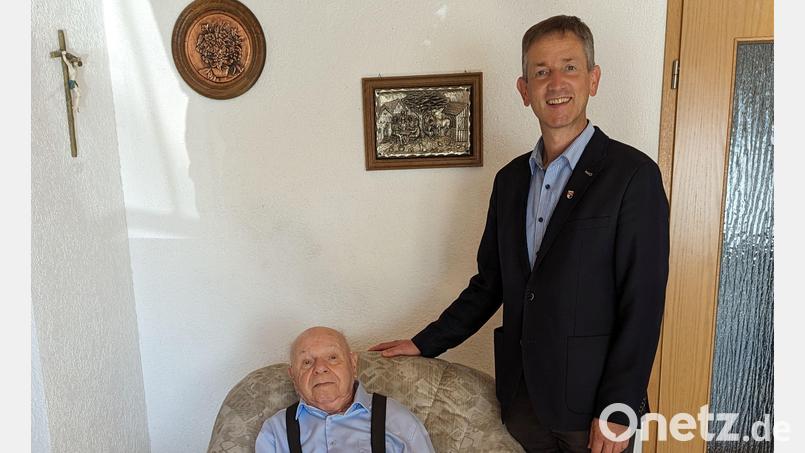 Bürgermeister Albert Geitner (rechts) gratuliert Michael Augsberger zum 95. Geburtstag. Bild: Manuela Popp/exb