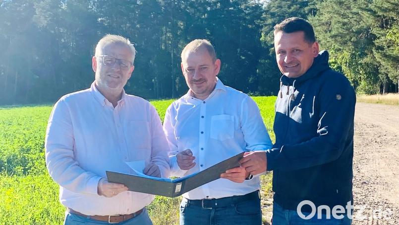 Oberbürgermeister Andreas Feller unterzeichnet mit den Vertretern der Wind 18 GmbH, Stefan Habermeier und Richard Winderl (von links), eine Absichtserklärung und eine Bestätigung der Zusammenarbeit beim Ausbau der Windenergie in der Stadt Schwandorf. Bild: Roland Lauch/exb
