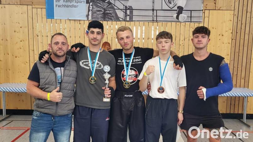 Die Tirschenreuther Kickboxer und ihre Trainer: (von links) Marvin Seitz, Rawad Al Najjar, Fabian Stock, Philipp Schön und Manuel Klinnert. Bild: Wührl