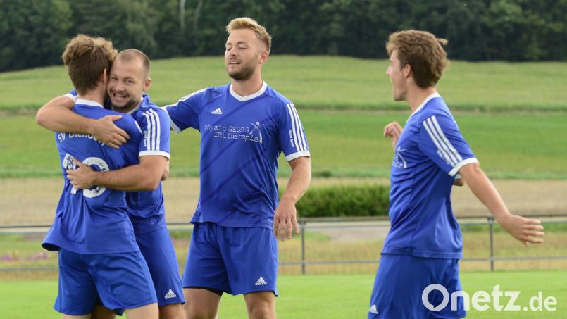 Spielertrainer Sebastian Ring (Zweiter von links) und der SV Diendorf erwarten am Sonntag als Spitzenreiter den härtesten Konkurrenten SV Kemnath/B.. Archivbild: mhs