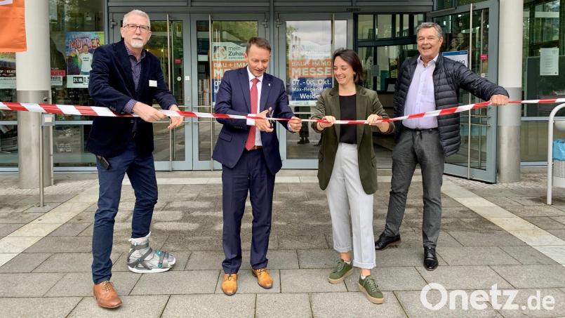 Die Vertreter der Ausstellungsveranstalter starten die elfte Auflage der Weidener Bau- und Immobilienmesse (von links): Johannes Häring (Geschäftsführer der Max-Reger-Halle), Oberbürgermeister Jens Meyer, Olivia Biedermann (Mattfeldt + Sänger Marketing und Messe AG) und Detlev Haas (Leiter des Verlagskundengeschäfts von Oberpfalz-Medien). Bild: Gabi Schönberger